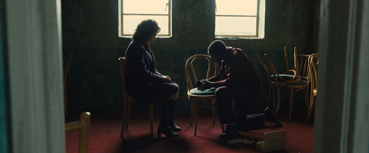 El imperio de la luz : Foto Olivia Colman, Micheal Ward