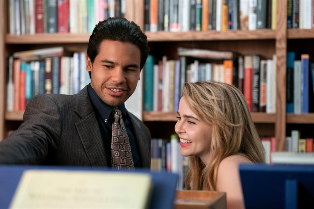 Foto Mae Whitman, Carlos Valdes