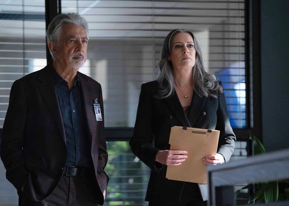 Foto Paget Brewster, Joe Mantegna