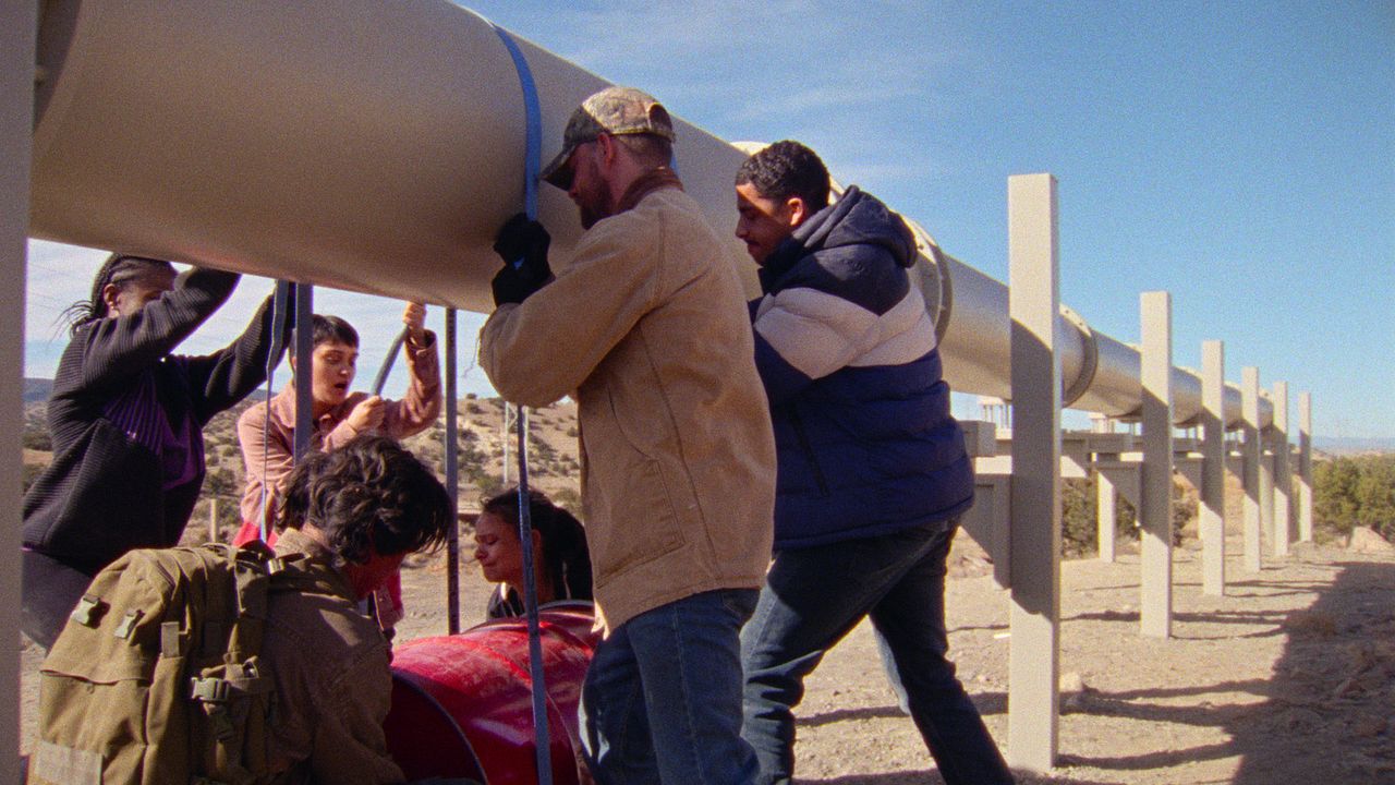 How To Blow Up A Pipeline : Foto