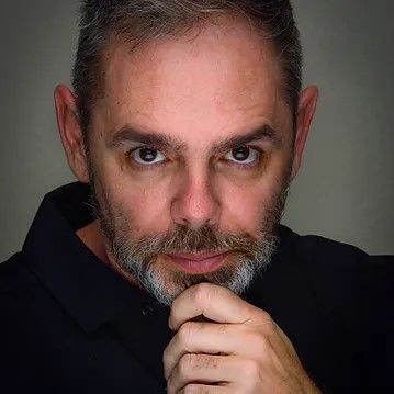 Póster Eduardo Román