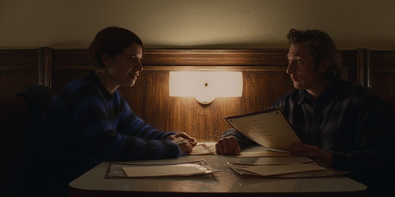 Ámame hasta con las uñas : Foto Jessie Buckley, Jeremy Allen White