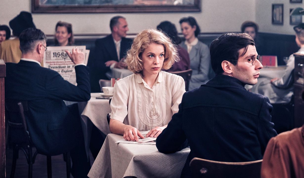  Stella, Una Vida : Foto Paula Beer, Bekim Latifi