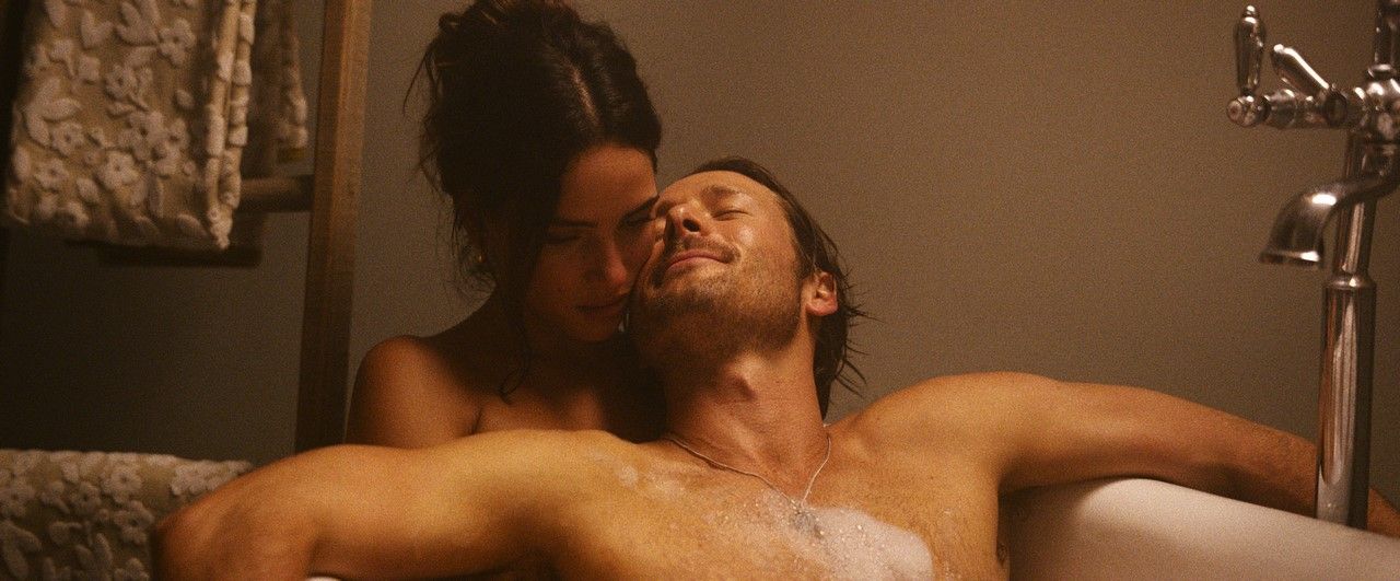 Cómplices del engaño : Foto Glen Powell, Adria Arjona