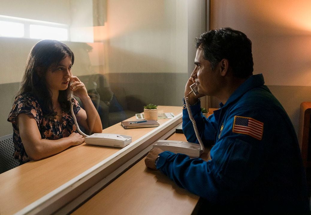 A Millones de Kilómetros : Foto Michael Peña, Rosa Salazar