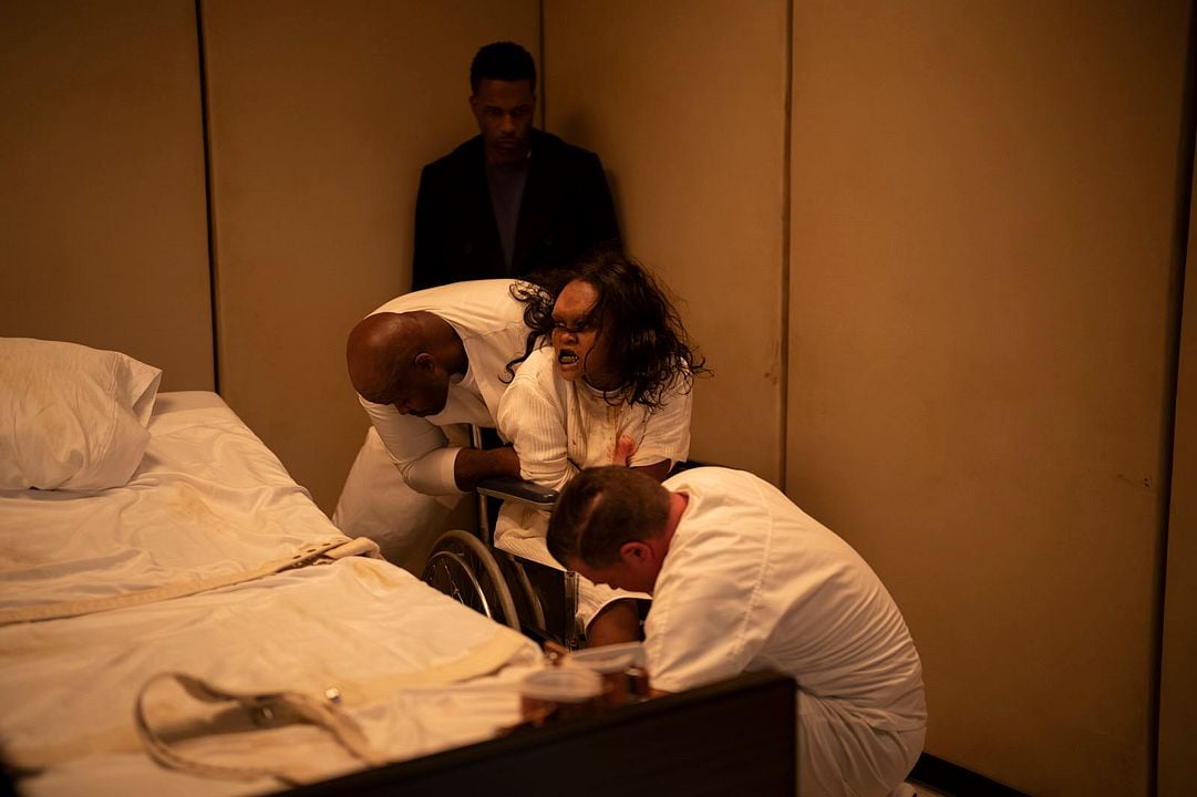 El Exorcista: Creyentes : Foto Lidya Jewett, Leslie Odom Jr.