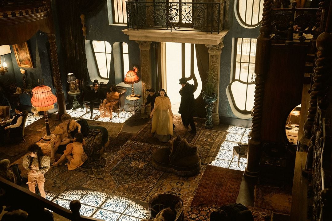 Pobres Criaturas : Foto Kathryn Hunter, Emma Stone