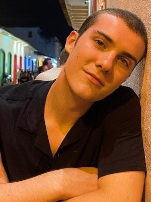 Póster Caio Manhente