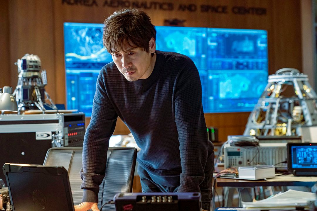 The Moon: Sobreviviente : Foto