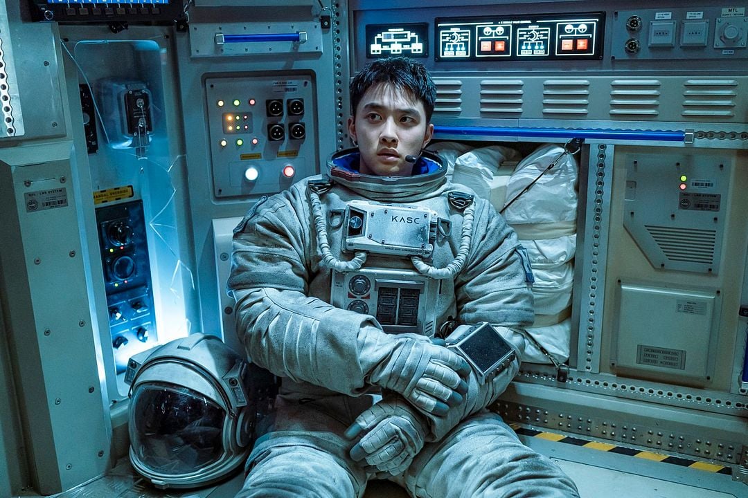 The Moon: Sobreviviente : Foto