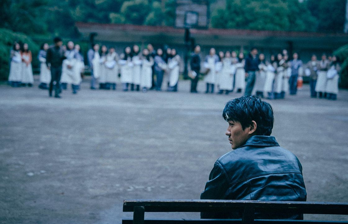 Only the River Flows : Foto