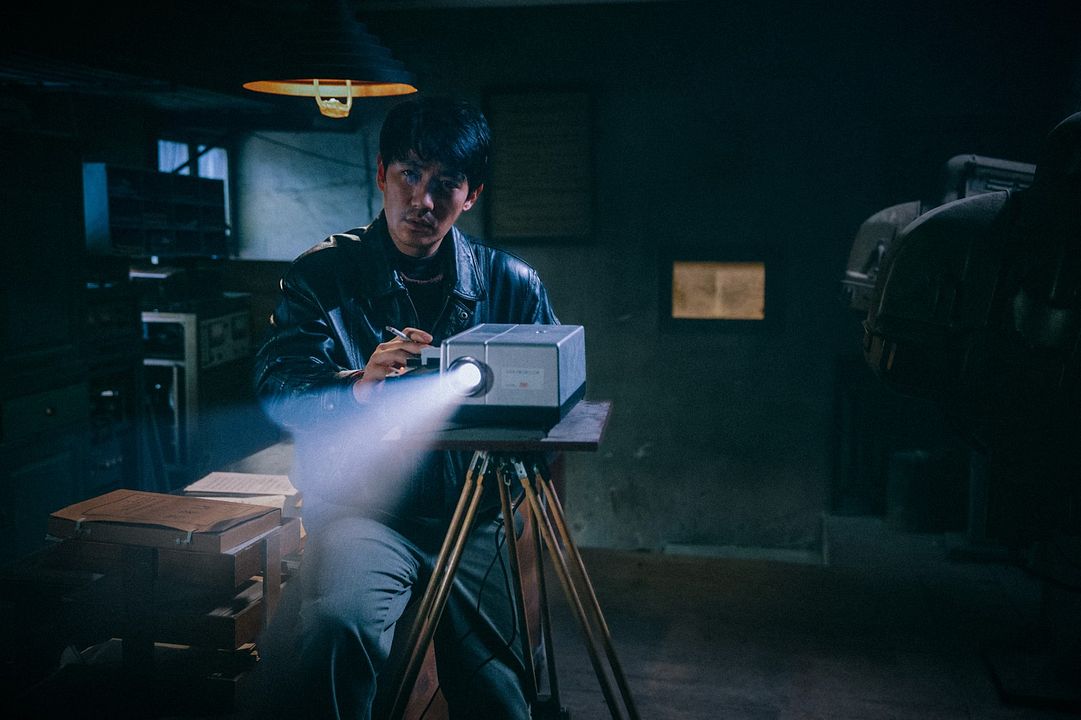 Only the River Flows : Foto