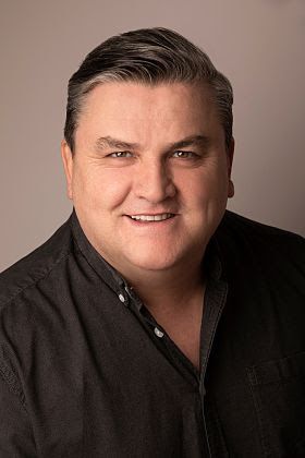 Póster Simon Delaney