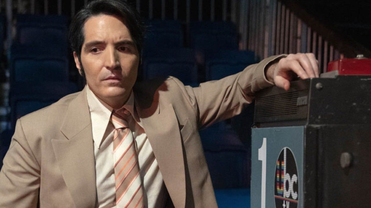 De noche con el diablo : Foto David Dastmalchian