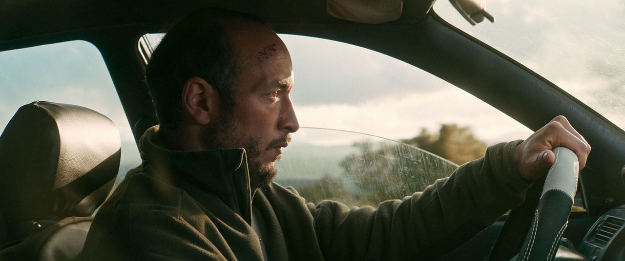 Behind the Mountains : Foto