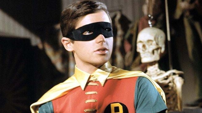 Primer vistazo a Burt Ward de vuelta como Robin en 'Crisis en tierras  infinitas' - Noticias de series 